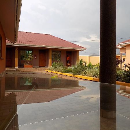 Tik Hotel Hoima Luaran gambar